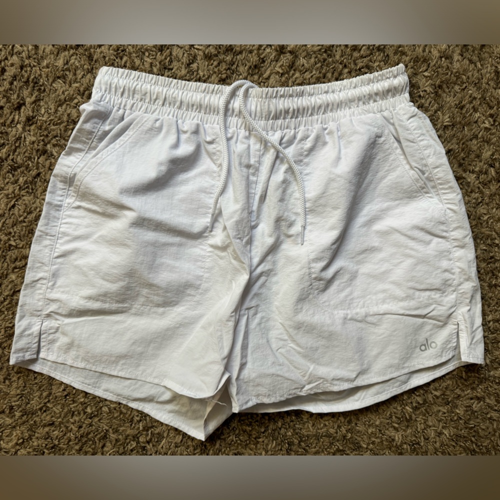 ALO Yoga Women’s White Alumni Shorts Size Medium